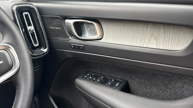 Volvo XC40 2.0 B3P Ultra Dark 5dr Auto Petrol Estate